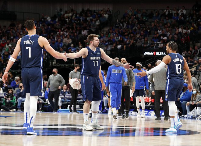 Luka Dončić in njegovi zanesljivo korakajo proti končnici. FOTO: Richard Rodriguez/AFP
