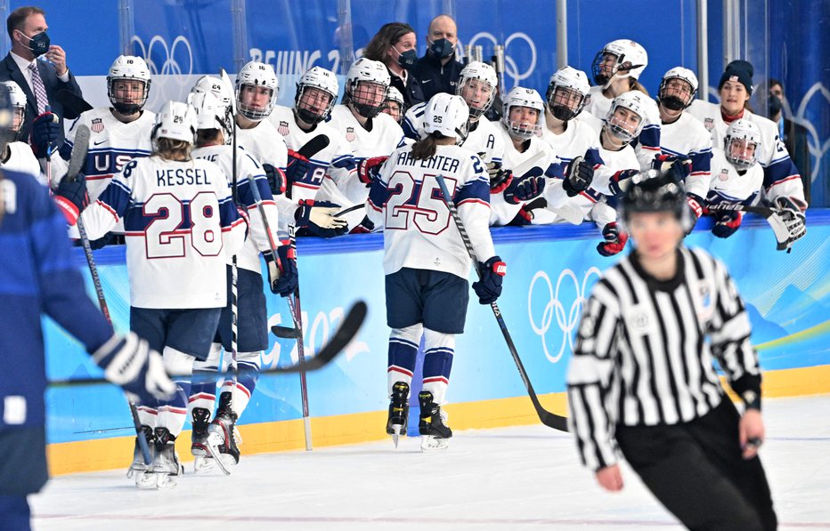 Fotografija: Alexandra Carpenter proslavlja s soigralkami po zadetku v mreži Finske. FOTO: Anthony Wallace/AFP
