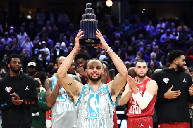 Stephen Curry je v zbirko posamičnih lovorik dodal še sladko za najkoristnejšega igralca tekme vseh zvezd. FOTO: Tim Nwachukwu/AFP
