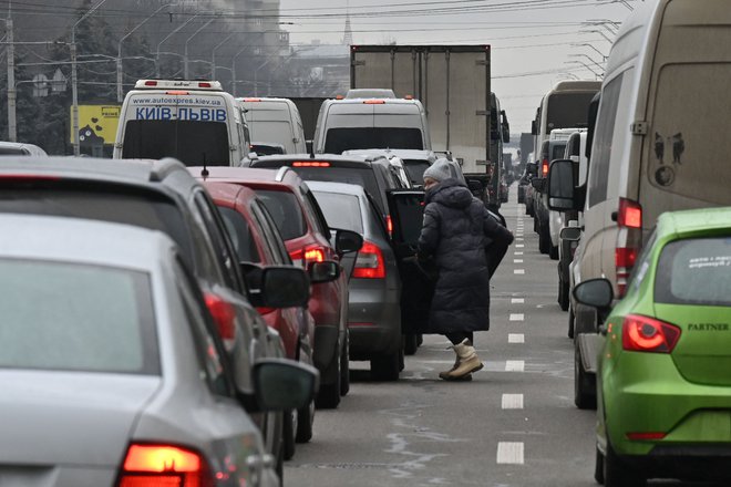 Huda gneča ljudi, ki skupajo zapustiti Kijev. FOTO: Genya Savilov/AFP
