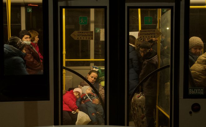 Civilisti so evakuirani iz Donecka in Luganska. FOTO: Andrey Borodulin/AFP
