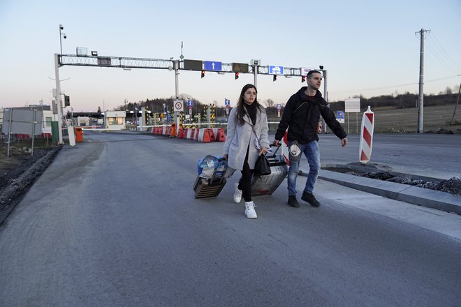 V Ukrajini so že pred napadom uvedli izredne razmere, ljudje so začeli bežati iz države. FOTO: Bryan Woolston/Reuters
