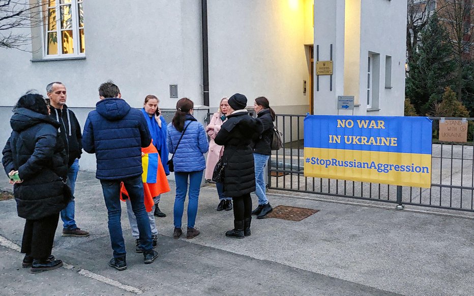 Fotografija: Peščica protestnikov se je zbrala tudi pred ukrajinskim veleposlaništvom v Ljubljani. FOTO: Blaž Samec/Delo
