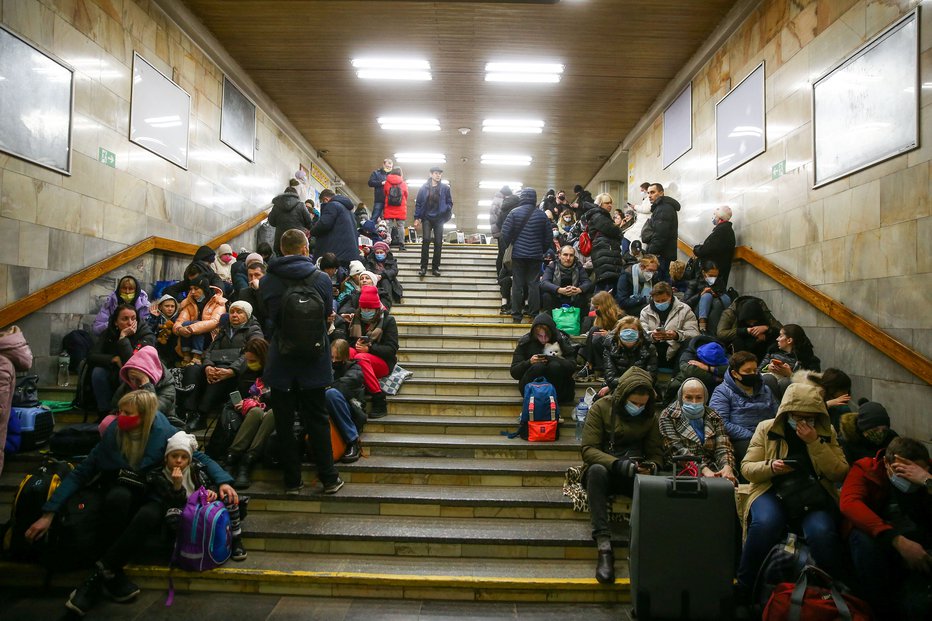 Fotografija: Civilisti so zavetje pred ruskimi napadi iskali tudi na postajah podzemne železnice v Kijevu. Na cestah, ki vodijo iz ukrajinskih mest, je nastala velika gneča, saj se je več tisoč ljudi poskušalo čim prej umakniti na varno. FOTO: Vječeslav Ratijnski/Reuters
