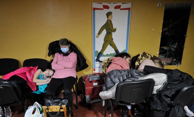 Številni prebivalci so noč preživeli na postajah podzemne železnice in v zakloniščih, okoli 100.000 pa jih je že odšlo. FOTO: Sergei Chuzavkov/AFP
