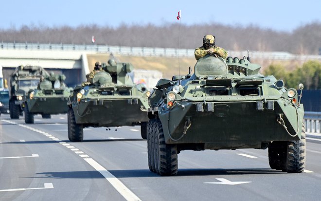 Drugi dan ruske invazije na Ukrajino je napeto v Kijevu. FOTO: Attila Kisbenedek/Afp
