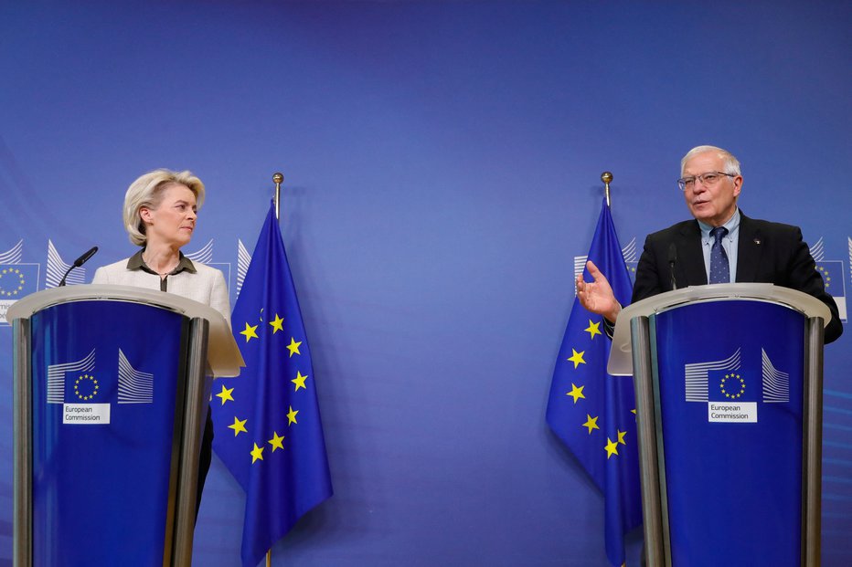 Fotografija: Predsednica Evropske komisije Ursula von der Leyen in zunanjepolitični predstavnik EU Josep Borrell na današnji predstavitvi novih sankcij proti Rusiji v Bruslju. FOTO: Pool Reuters
