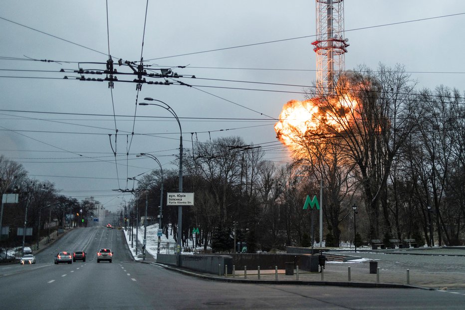 Fotografija: Številni prebivalci Kijeva so z lastnimi očmi videli, kako so v visoki televizijski stolp nad mestom prileteli izstrelki. FOTO: Carlos Barria/Reuters
