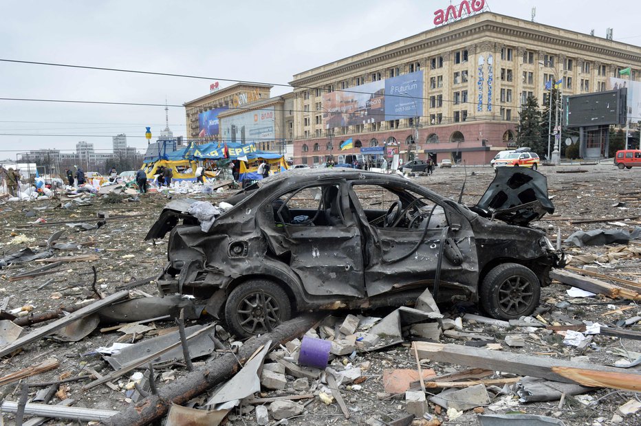 Fotografija: Uničenje na osrednjem Trgu svobode v Harkovu, kjer je slovenski konzulat. FOTO: Sergey Bobok/AFP
