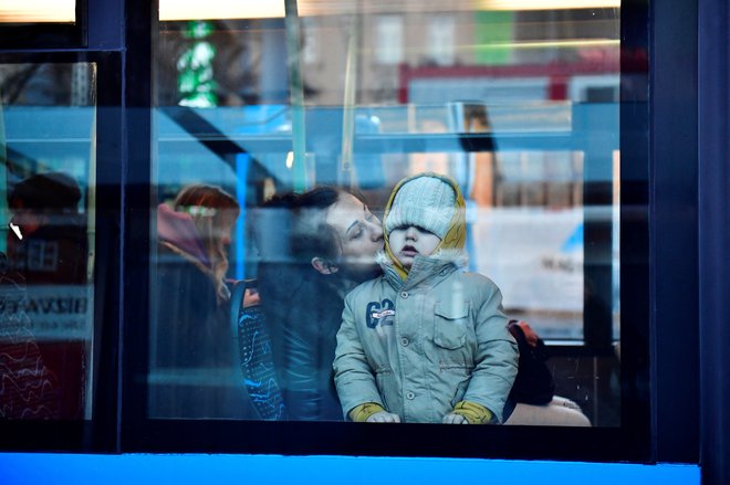 Mati, ki s sinom beži iz Ukrajine, čaka na prevoz na postaji Nyugati v Budimpešti. FOTO: Marton Monus/Reuters
