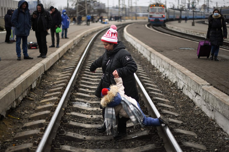 Fotografija: Okoli 1,2 milijona Ukrajincev je že zbežalo v sosednje države, številni še čakajo na vlak, ki jih bo odpeljal na varno. FOTO: Daniel Leal/AFP
