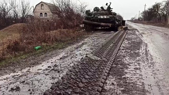 Ta posnetek zaslona, ​​pridobljen iz video posnetka, ki ga je včeraj objavilo rusko obrambno ministrstvo prikazuje uničen tank ukrajinske vojske v naselju Gnutovo zunaj Mariupola. FOTO: AFP
