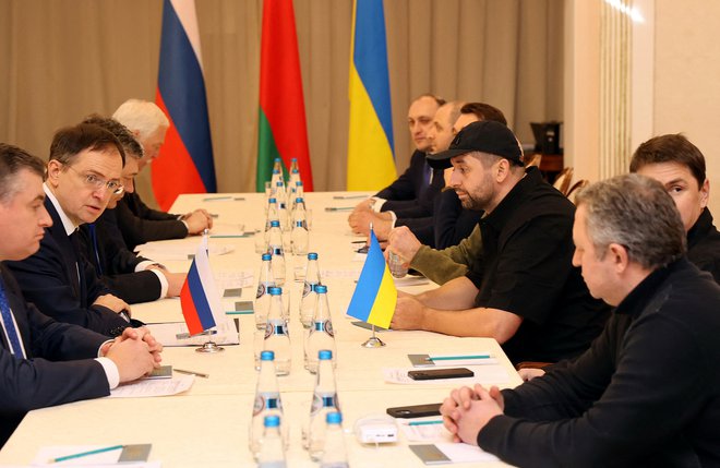Pogajanja med Ukrajinci in Rusi 28. februarja v Gomelu v Belorusiji. Denis Kirejev je najbolj oddaljen med Ukrajinci na desni. FOTO: Belta via Reuters
