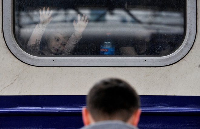 Ruske sile so v nedeljo zvečer okrepile bombardiranje večjih ukrajinskih mest v središču države, severu in na jugu. FOTO: Sergei Chuzavkov/AFP
