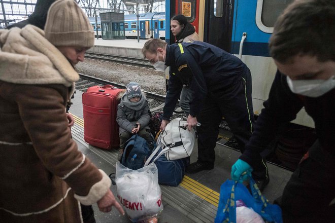 Ukrajino je zapustilo že okrog dva milijona ljudi. FOTO: Michal Cizek/AFP
