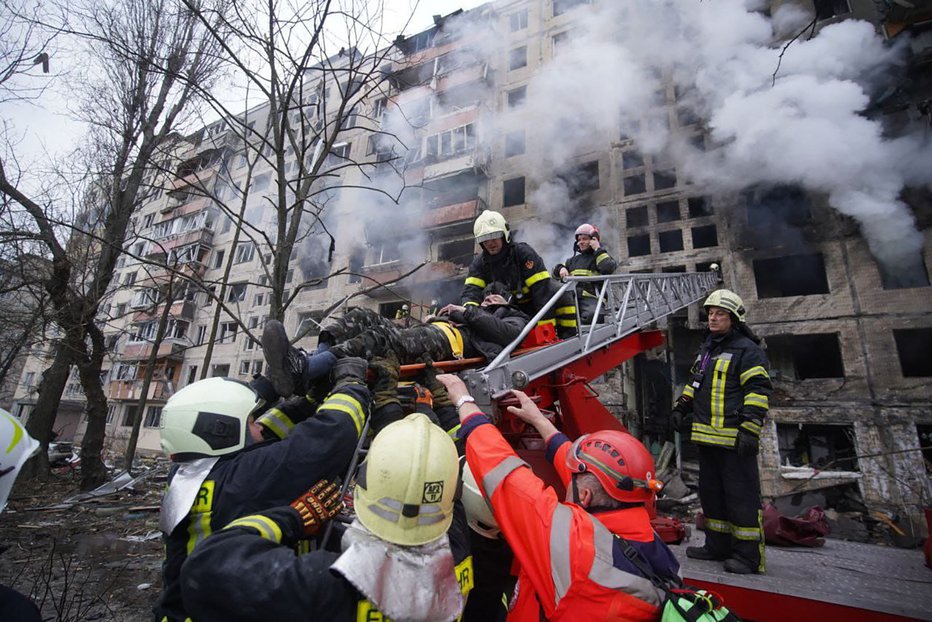 Fotografija: Reševanje iz uničenega objekta v četrti Oblon na severu Kijeva. FOTO: Reševalna služba Ukrajine/AFP 
