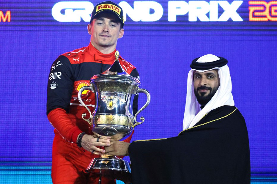 Fotografija: Tudi ko je Ferrari zadnjič zmagal, leta 2019 je v Singapurju slavil Sebastian Vettel, je šlo za dvojno zmago. Drugi je bil takrat Charles Leclerc (na fotografiji), ki je tokrat stopil na najvišjo stopničko. FOTO: Giuseppe Cacace/AFP
