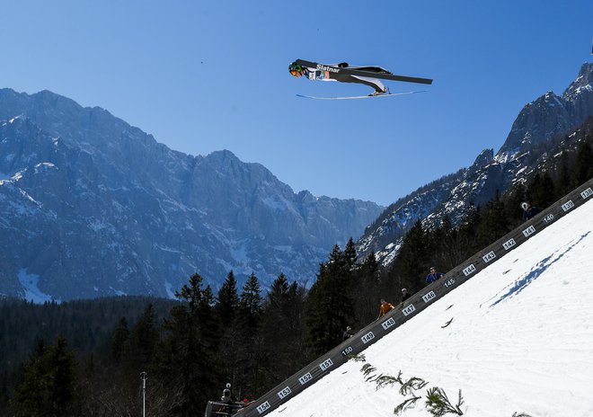 Rok Tarman je poletel 215 metrov. FOTO: Matej Družnik
