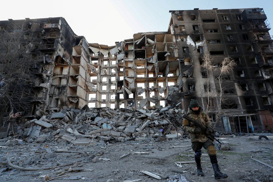 Fotografija: Kot so po pogovoru Macrona in Putina sporočili iz Elizejske palače, pogoji za izvedbo humanitarne operacije v Mariupolju »v tej fazi niso izpolnjeni«. FOTO: Alexander Ermochenko Reuters
