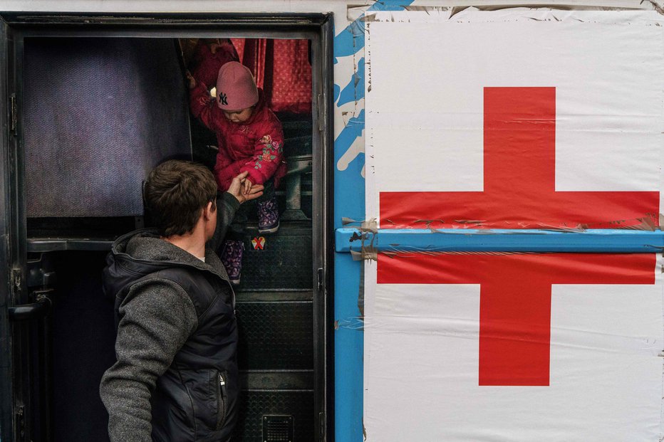 Fotografija: Rdeči križ ni uspel z evakuacijo. FOTO: Emre Caylak/AFP
