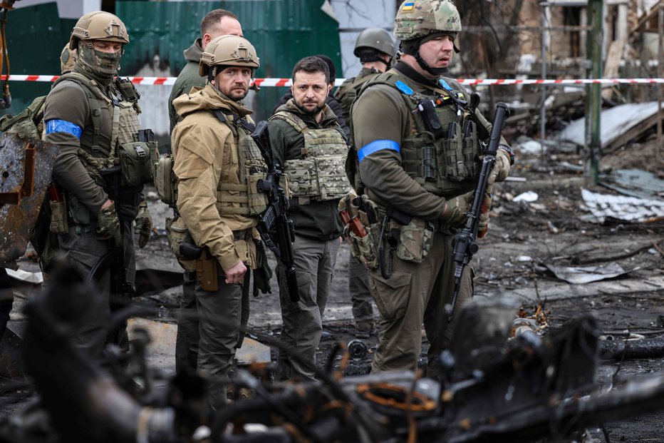 Fotografija: Ukrajinski predsednik Volodimir Zelenski (v sredini) je obiskal Bučo in tamkajšnja ruska grozodejstva imenoval genocid. FOTO: Ronaldo Schemidt/AFP
