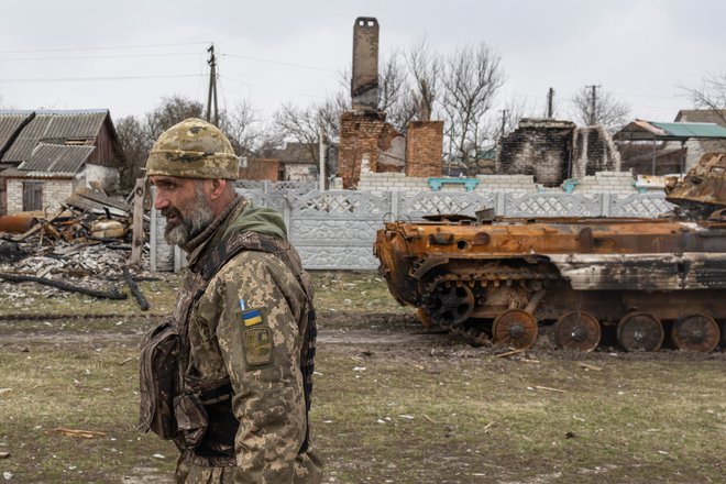 Ukrajinski vojak v vasi v bližini Černigova. FOTO: Marko Djurica/Reuters
