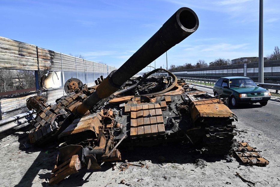 Fotografija: Uničen ruski tank na cesti zahodno od Kijeva. FOTO: Genya Savilov/AFP
