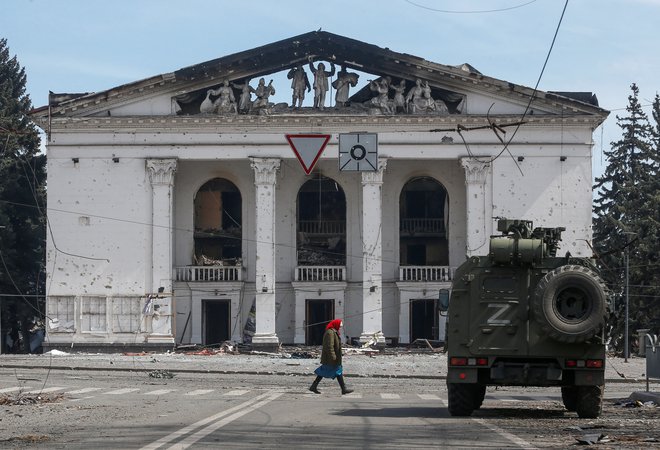 Mariupoljsko gledališče je le ena od uničenih stavb v tem mestu. FOTO: Alexander Ermochenko/Reuters
