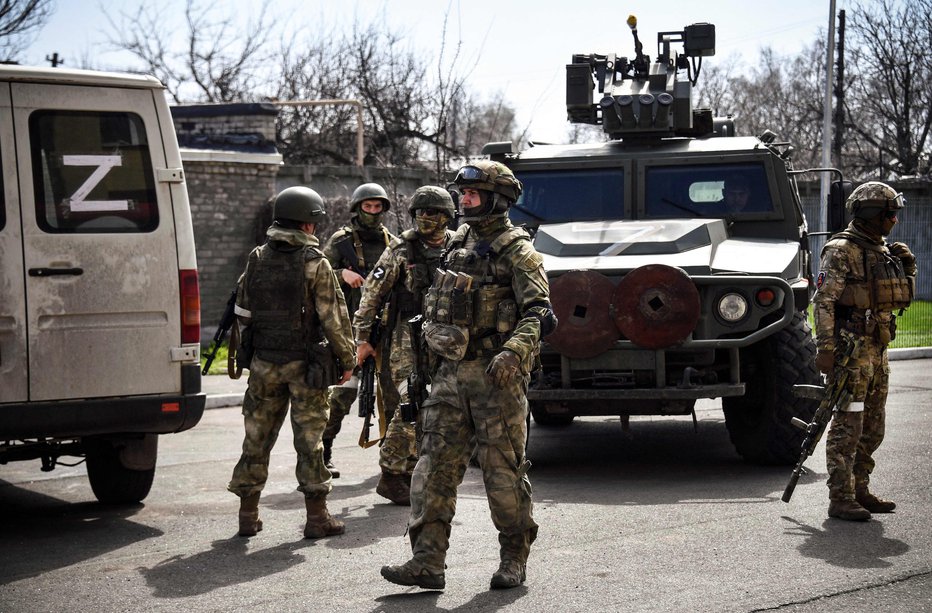 Fotografija: Ruski vojaki patruljirajo po ulicah samooklicane Donecke republike. FOTO: Alexander Nemenov/Afp
