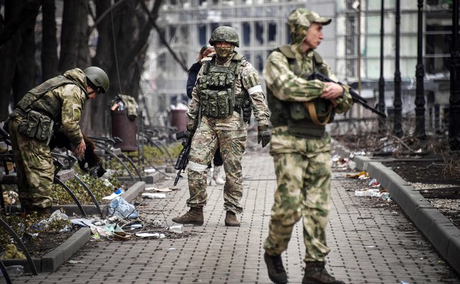 Ruski vojaki patruljirajo po ulicah Mariupolja. FOTO: Alexander Nemenov/AFP
