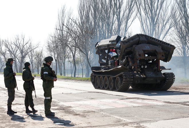 Pripadniki proruskih sil v Mariupolju. FOTO: Alexander Ermochenko/Reuters
