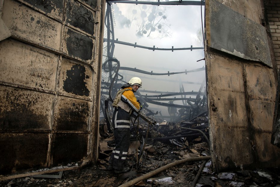 Fotografija: Gašenje požara v tovarni v Harkovu po ruskem napadu. FOTO: Alkis Konstantinidis/Reuters
