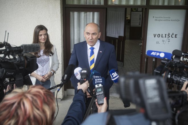 Janez Janša s soprogo Urško Bačovnik Janša po oddaji glasu na volišču v Šentilju pri Velenju. Foto: Jure Eržen/Delo
