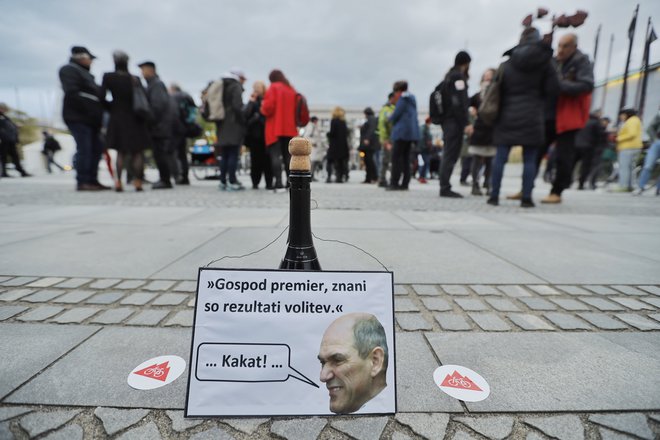 Petkovi protestniški kolesarji slavijo na Trgu republike. FOTO: Jože Suhadolnik
