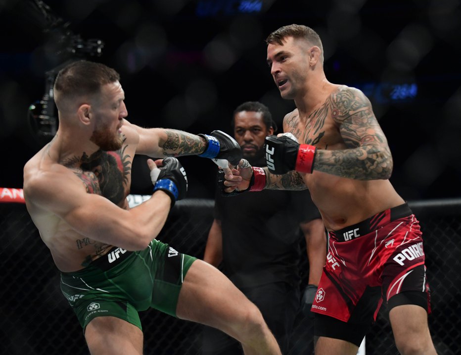 Fotografija: Spektakularna borba v UFC med Dustinom Poirierjem (desno) in Conorjem McGregorjem se je s z Irčevo poškodbo konačal že po slabih petih minutah. FOTO: Gary A. Vasquez/Usa Today Sports