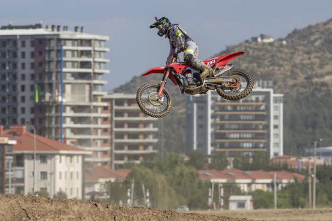 Tim Gajser je bil v prvi vožnji tretji, v drugi pa je zmagal. FOTO: Honda Racing