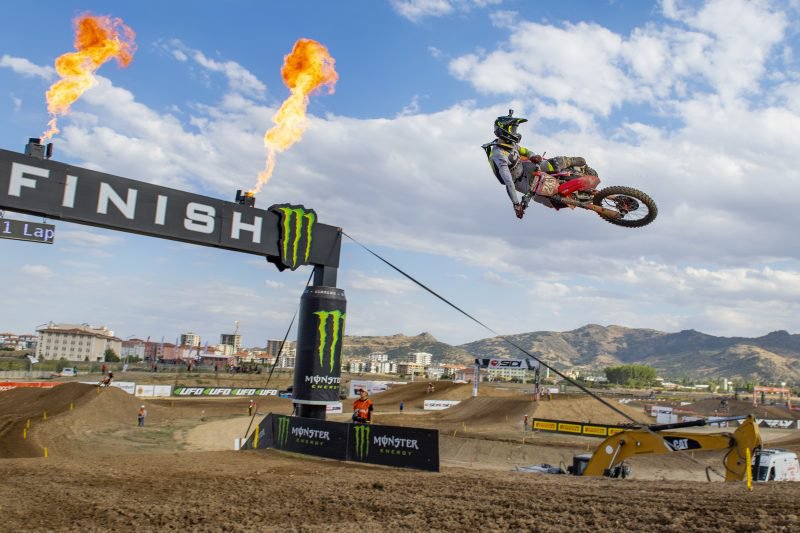 Fotografija: Tim Gajser je zmagoslavno skočil skozi cilj. FOTO: Honda Racing