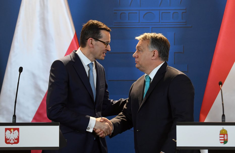 Fotografija: Madžarski in poljski premier, Viktor Orbán in Mateusz Morawiecki, sta v bitki proti postopkom glede kršitev temeljnih vrednot EU tesna zaveznika. FOTO: Attila Kisbenedek/AFP
