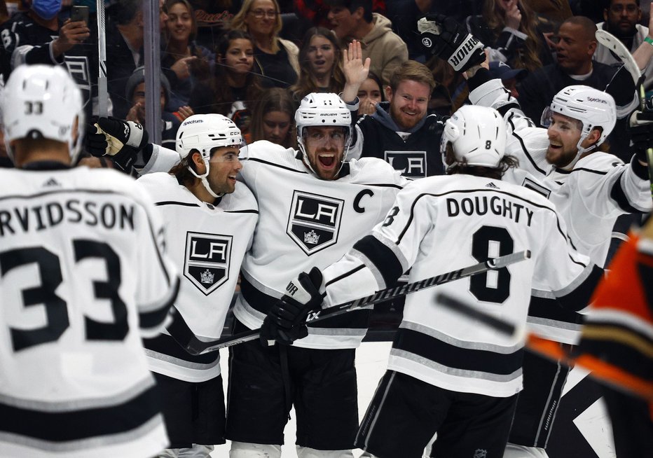 Fotografija: Anže Kopitar s soigralci proslavlja zadetek na petkovem večernem dvoboju v dvorani Honda Center. FOTO: Ronald Martinez/AFP
