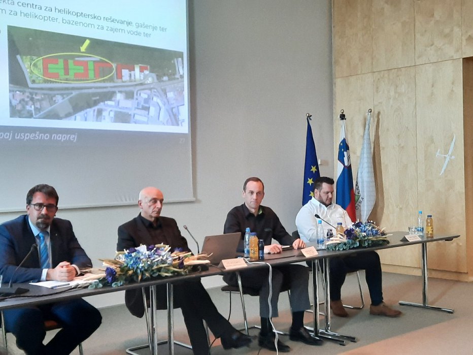 Fotografija: Na fotografiji župan Ajdovščine Tadej Beočanin, Ivo Boscarol, izvršni direktor Textrona Rob Scholl in tehnični direktor pri Pipistrelu Tine Tomažič. FOTO: Janez Tomažič/Delo
