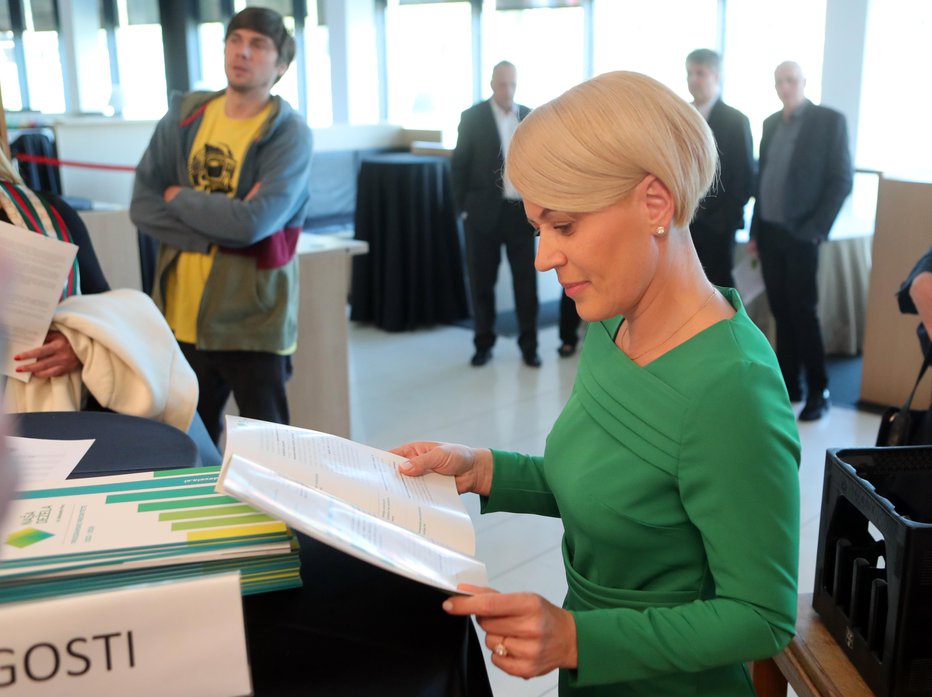 Fotografija: Ali bodo na RTV Slovenija našli razlago, s katero jim bo uspelo stranko Aleksandre Pivec, ki jo mnogi vidijo kot zaveznico stranke SDS oziroma njenega predsednika Janeza Janše, pripeljati med prvokategornike, se je špekuliralo že dlje časa. Pozitivne signale naj bi dobivali celo z vrha RTV Slovenija. FOTO: Dejan Javornik/Slovenske novice
