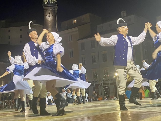 Folklorni ansambel Dimitrovec iz Bratislave je požel velik aplavz. FOTO: Moni Černe
