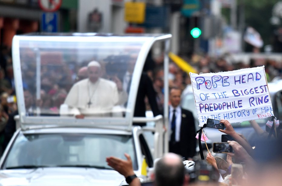 Fotografija: Boga je prosil odpuščanja za zlorabe, zaradi katerih se mnogi počutijo izdane. FOTO: Dylan Martinez/Reuters