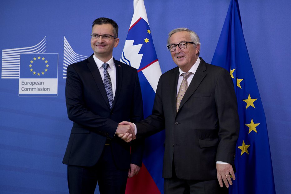 Fotografija: Jean-Claude Juncker in Marjan Šarec. To je Šarčev prvi delovni obisk v tujini po prevzemu položaja. FOTO: Francisco Seco/AP