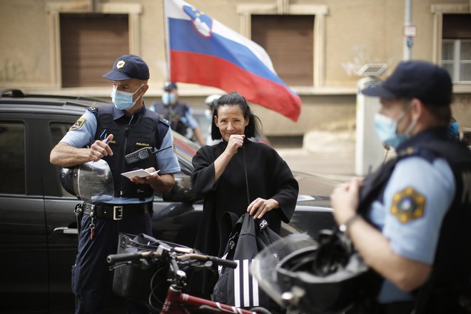 Popis in izročitev kazni protestnici, pred sedežem stranke NSi. FOTO: Jure Eržen/Delo