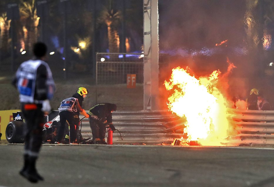 Fotografija: Takole se je takoj po nesreči vnel bolid Romaina Grosjeana. FOTO: Tolga Bozoglu/AFP