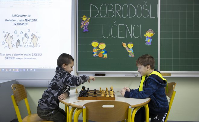 Šolarji naj bi nekaj dni pred predvideno vrnitvijo v šole le izvedeli, kako bo vladni semafor v prihodnje uravnaval pouk. FOTO: Jože Suhadolnik/Delo