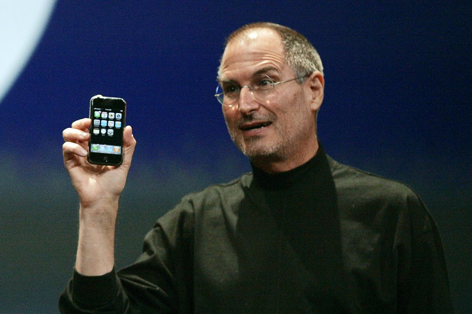 Fotografija: Zdaj že pokojni Steve Jobs je januarja 2007 predstavil prvi iphone, prodajati so ga začeli konec junija istega leta. FOTO: Kimberly White/Reuters
