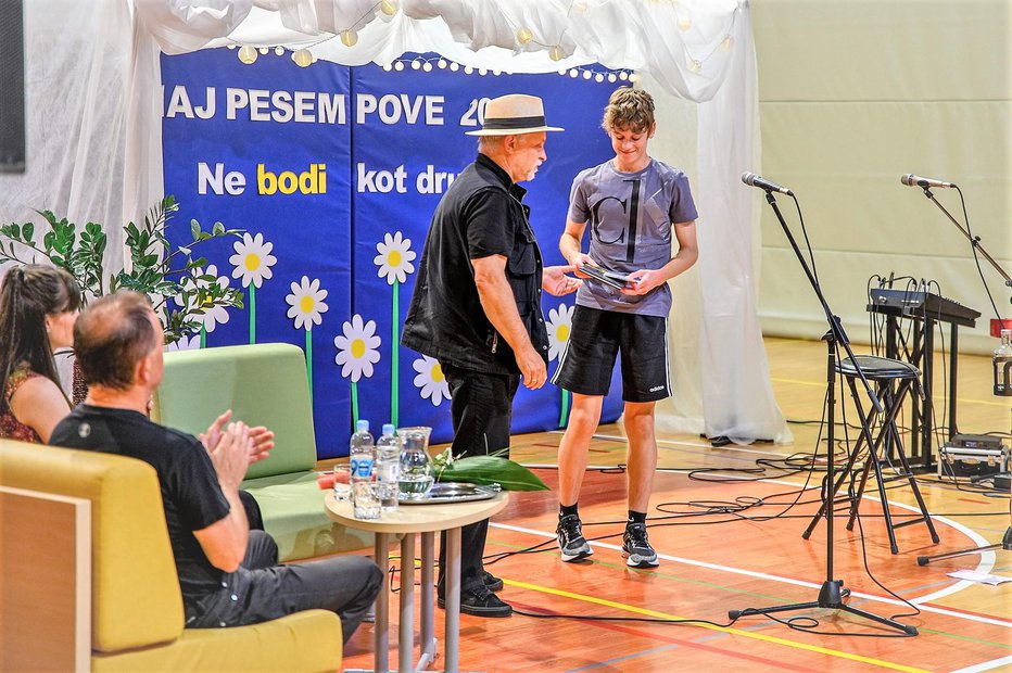 Fotografija: Pesnik in pisatelj Feri Lainšček med podeljevanjem priznanj
