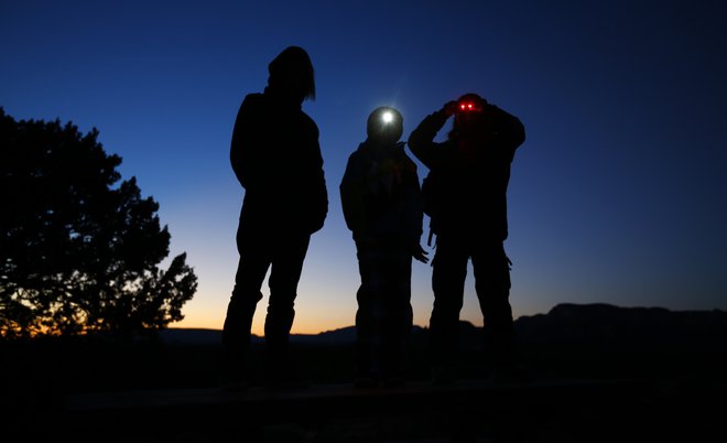 Nenavadne predmete so opazili tudi s tal. FOTO: Mike Blake, Reuters
